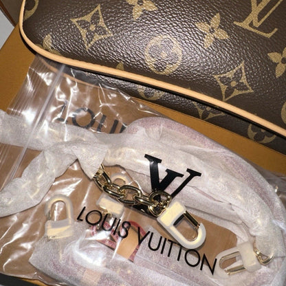 Pochtte Liv Monogram Brown magnetsbykathi