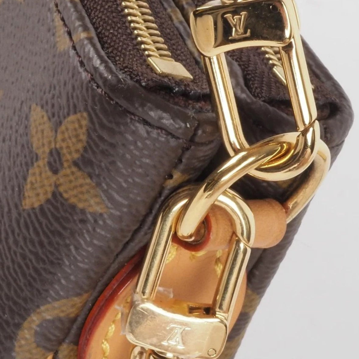 Pochtte Liv Monogram Brown magnetsbykathi